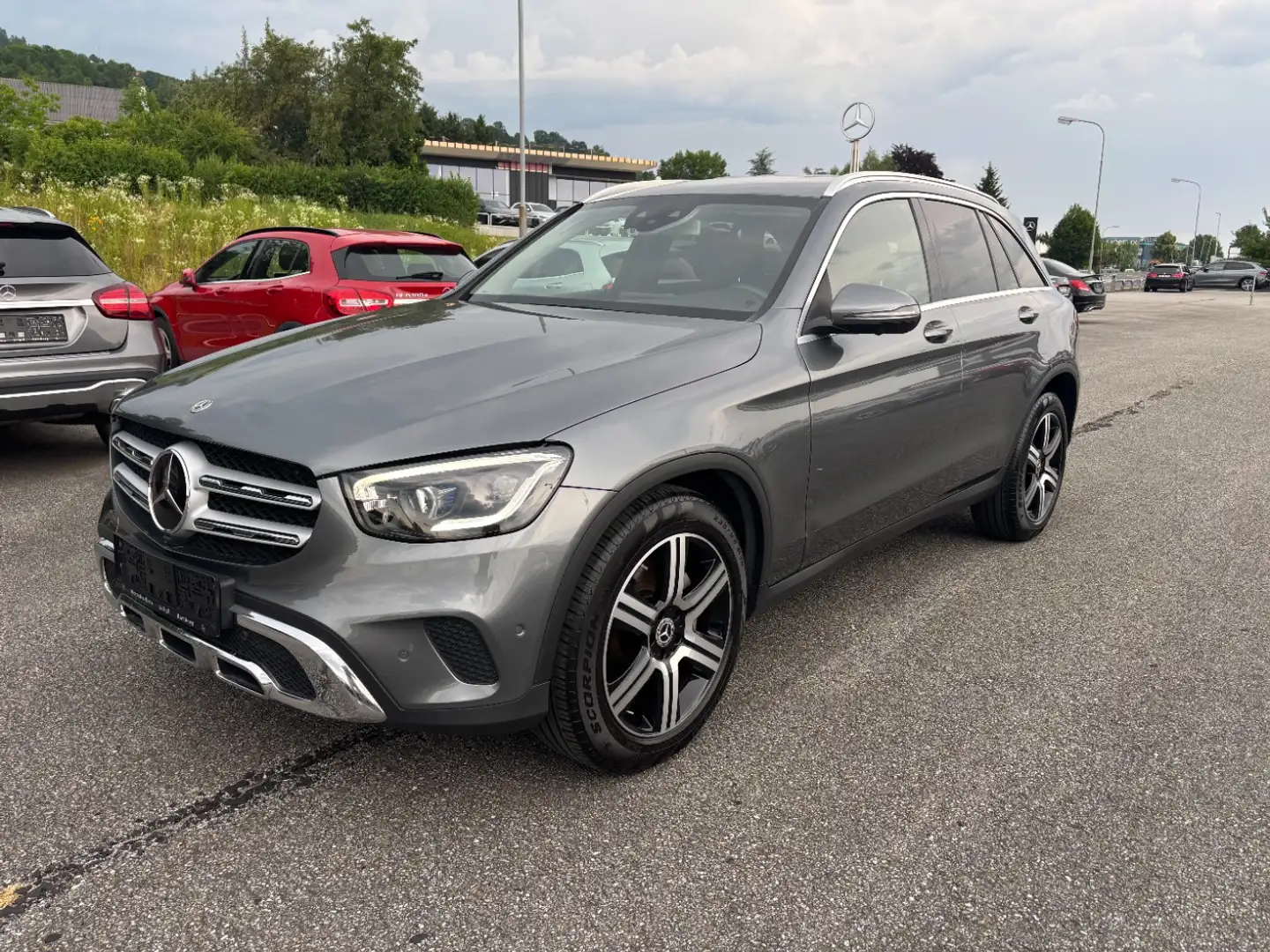Mercedes-Benz GLC 300 d 4MATIC FAP Mbeam MBUX Distr PTS Shz Grau - 2