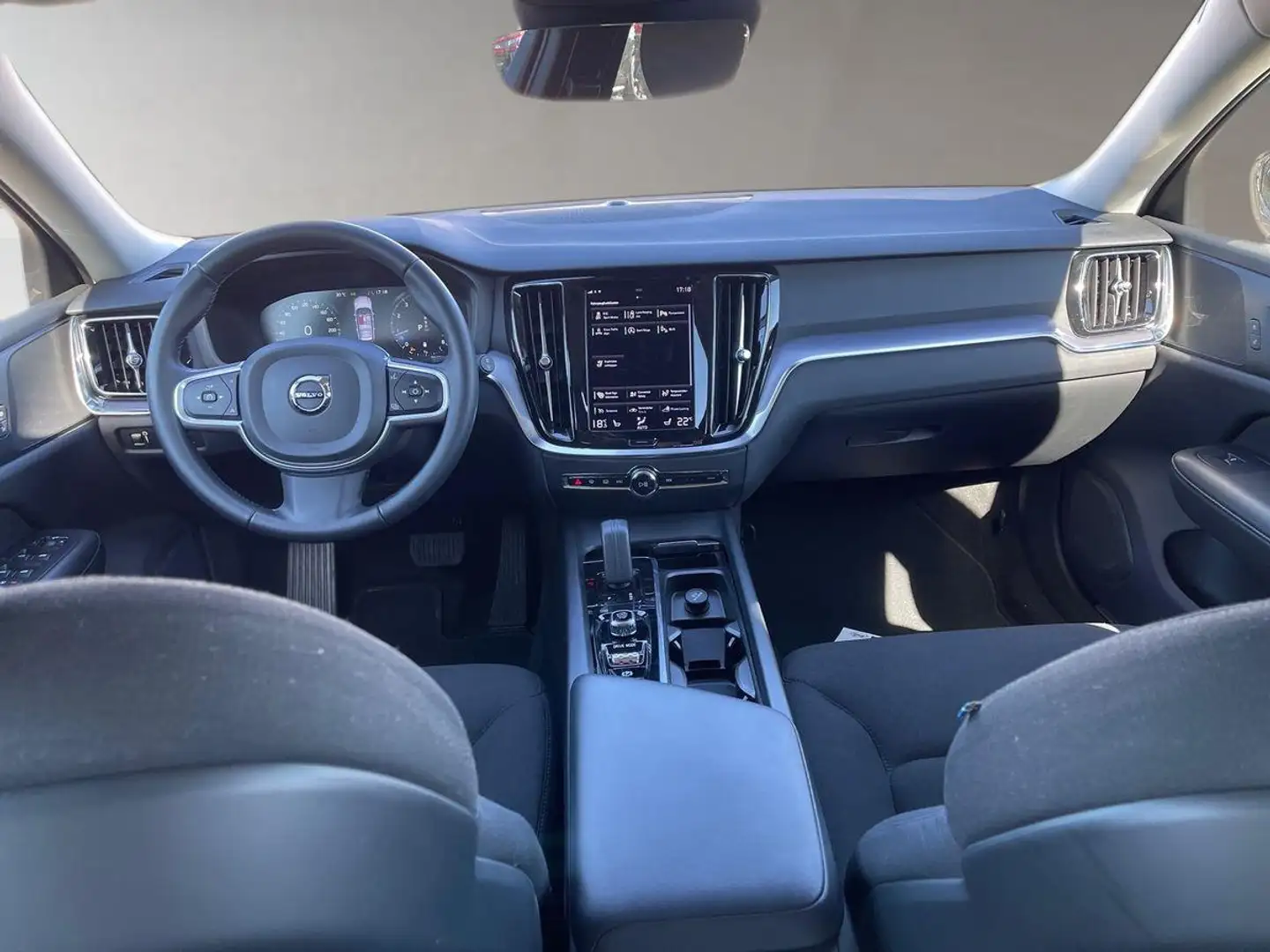 Volvo V60 Momentum+LED+NAVI+ACC+SZH+elek. Heckkl.+Kessy Schwarz - 2