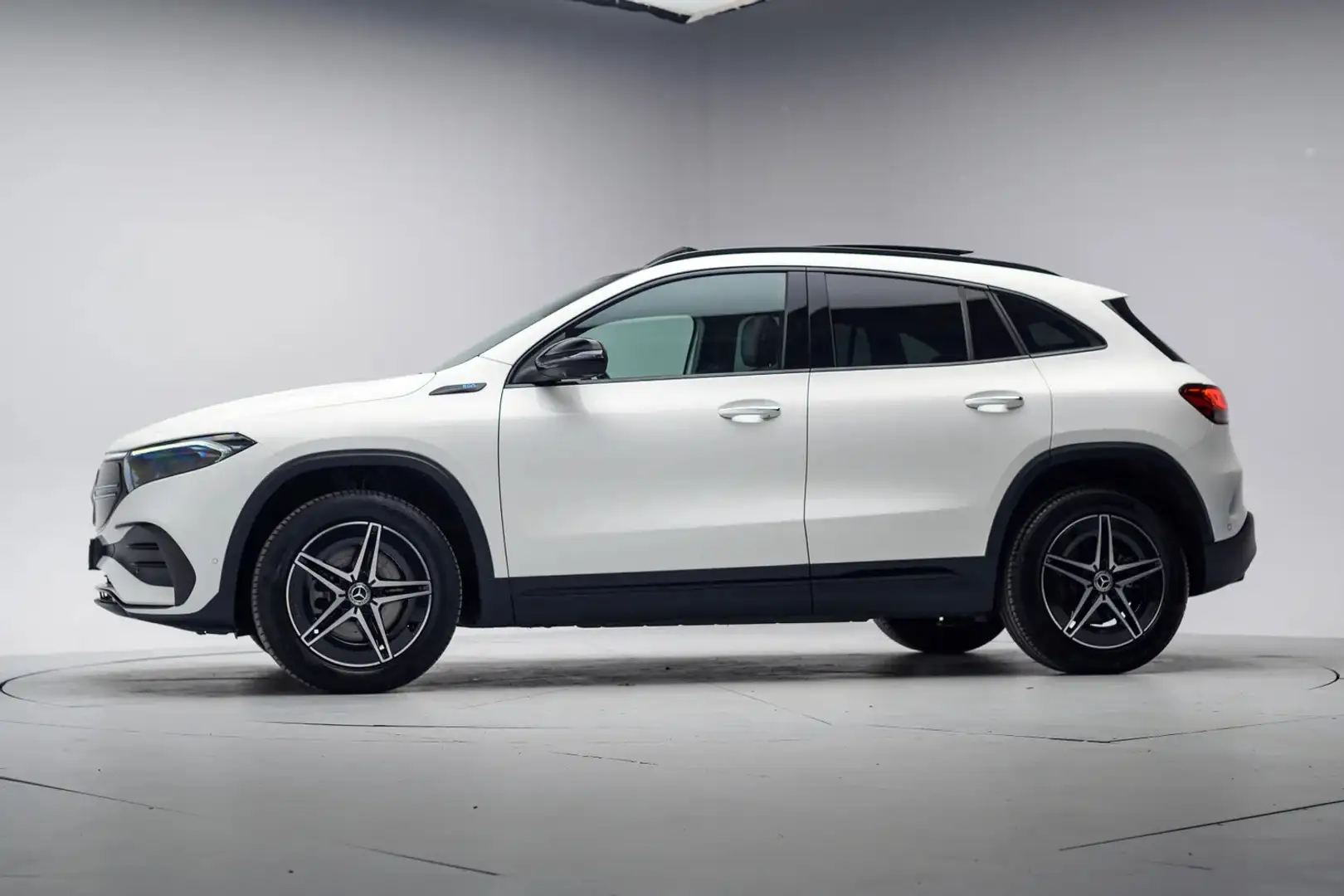 Mercedes-Benz EQA 250 AMG Night Premium Plus 67 kWh 3-Fase [ Panorama He Blanc - 2