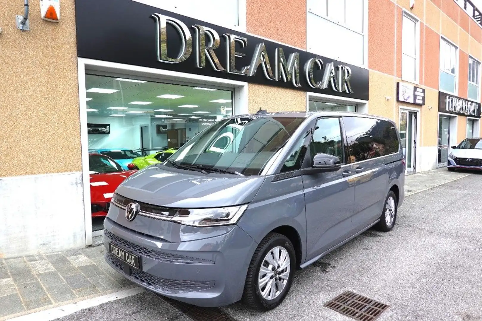 Volkswagen T7 Multivan LONG 2.0 TDI 150CV DSG GANCIO TRAINO Grigio - 1