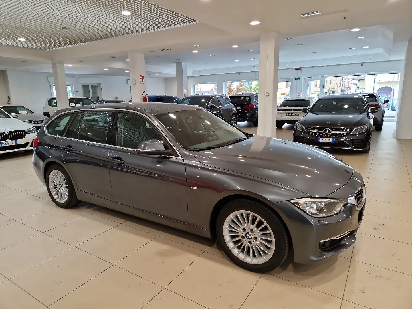 BMW 320 d Touring 184cv auto Luxury FariLED Sensori 17” Grau - 2