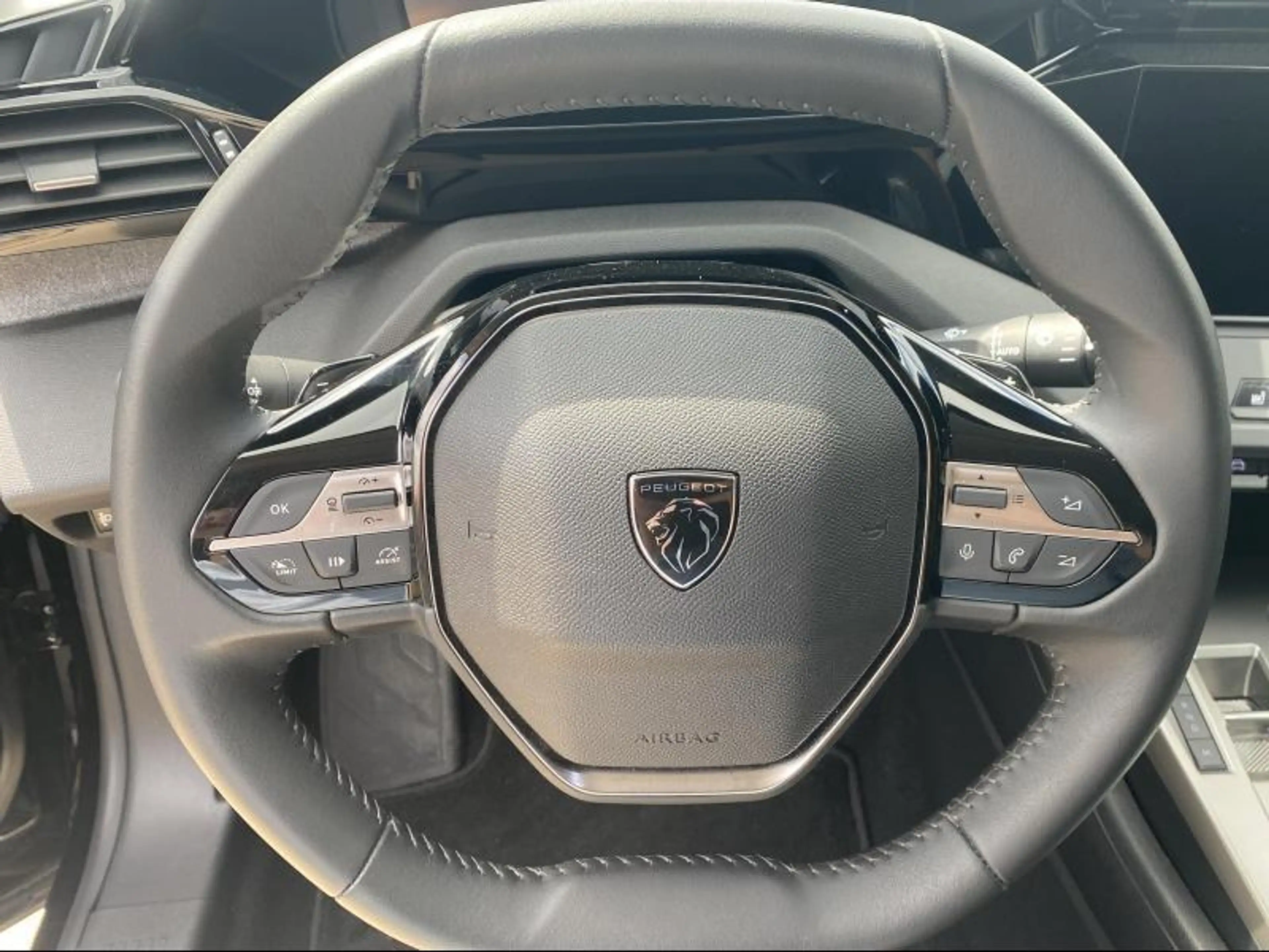 Peugeot 408 Allure Hybrid 145 DCS6 — photo 12