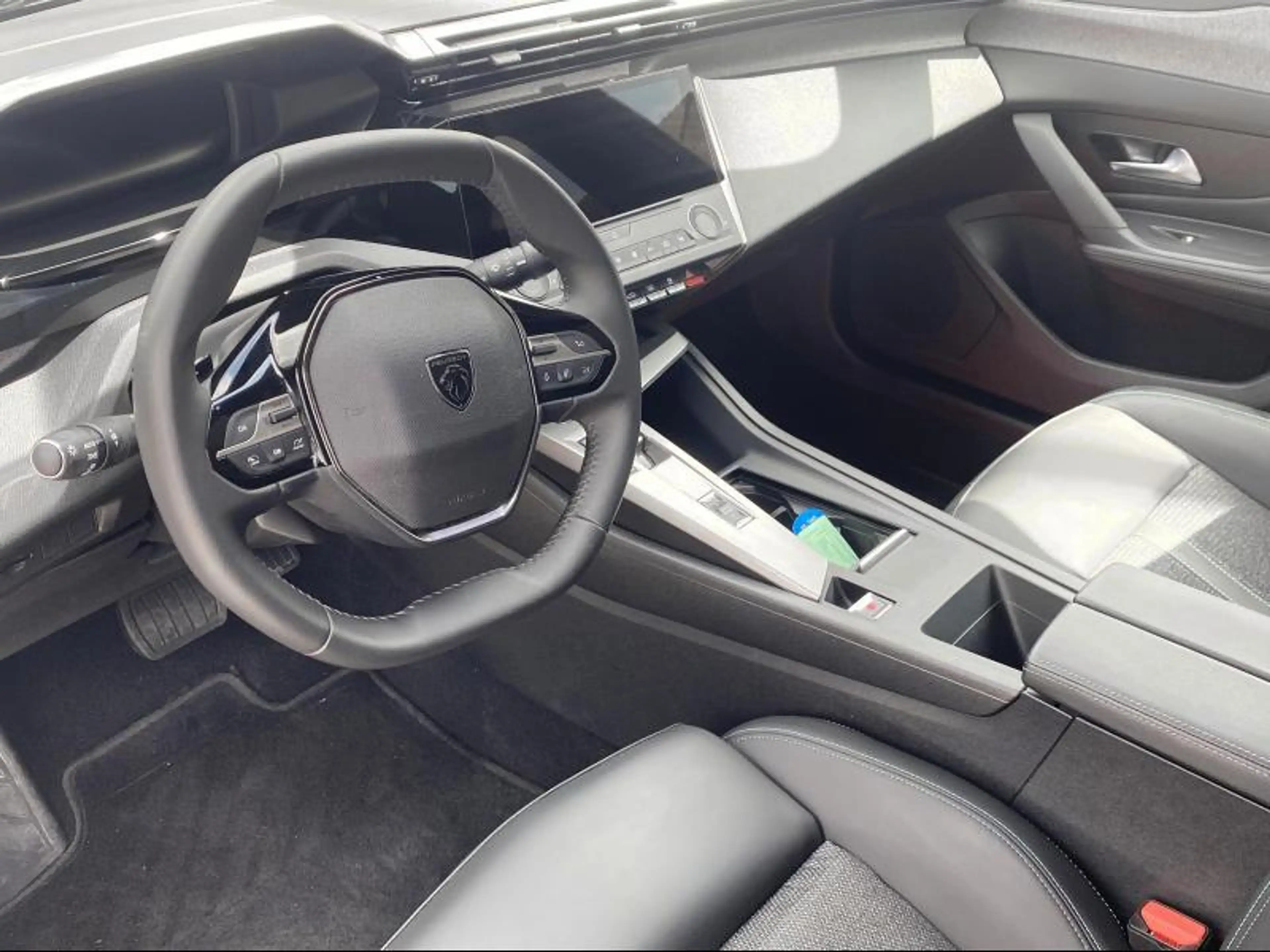 Peugeot 408 Allure Hybrid 145 DCS6 — photo 11