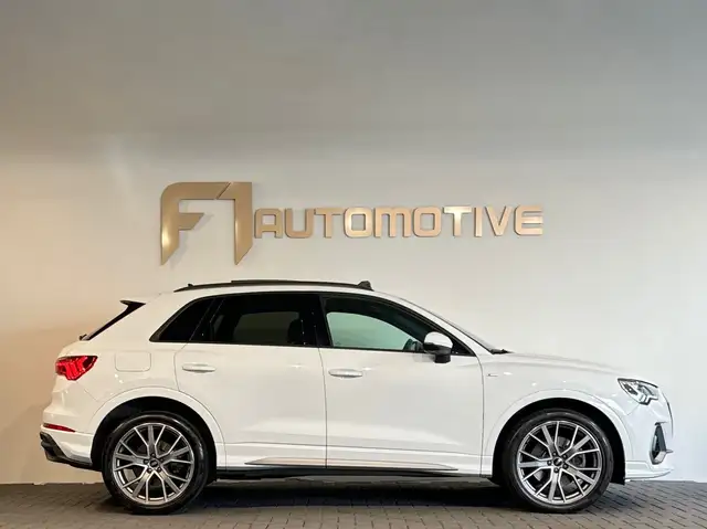 Audi Q3 view 10