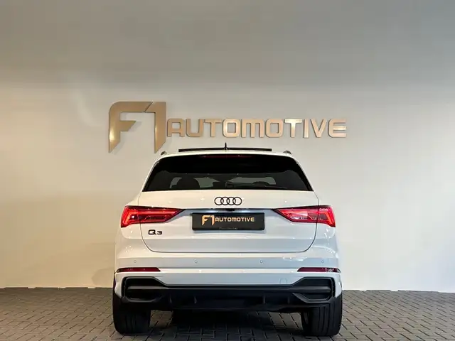 Audi Q3 view 11