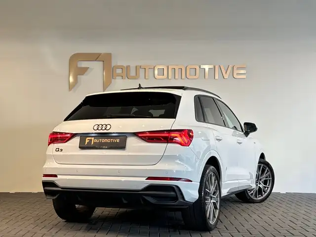 Audi Q3 view 3