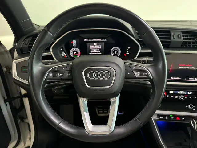Audi Q3 view 13