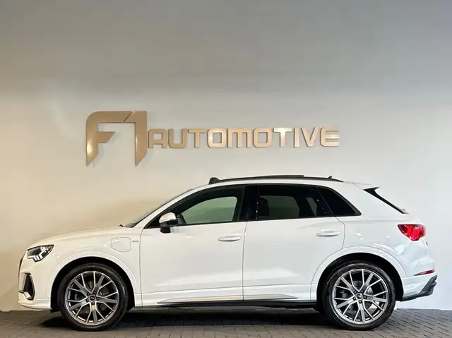 Audi Q3 view 12