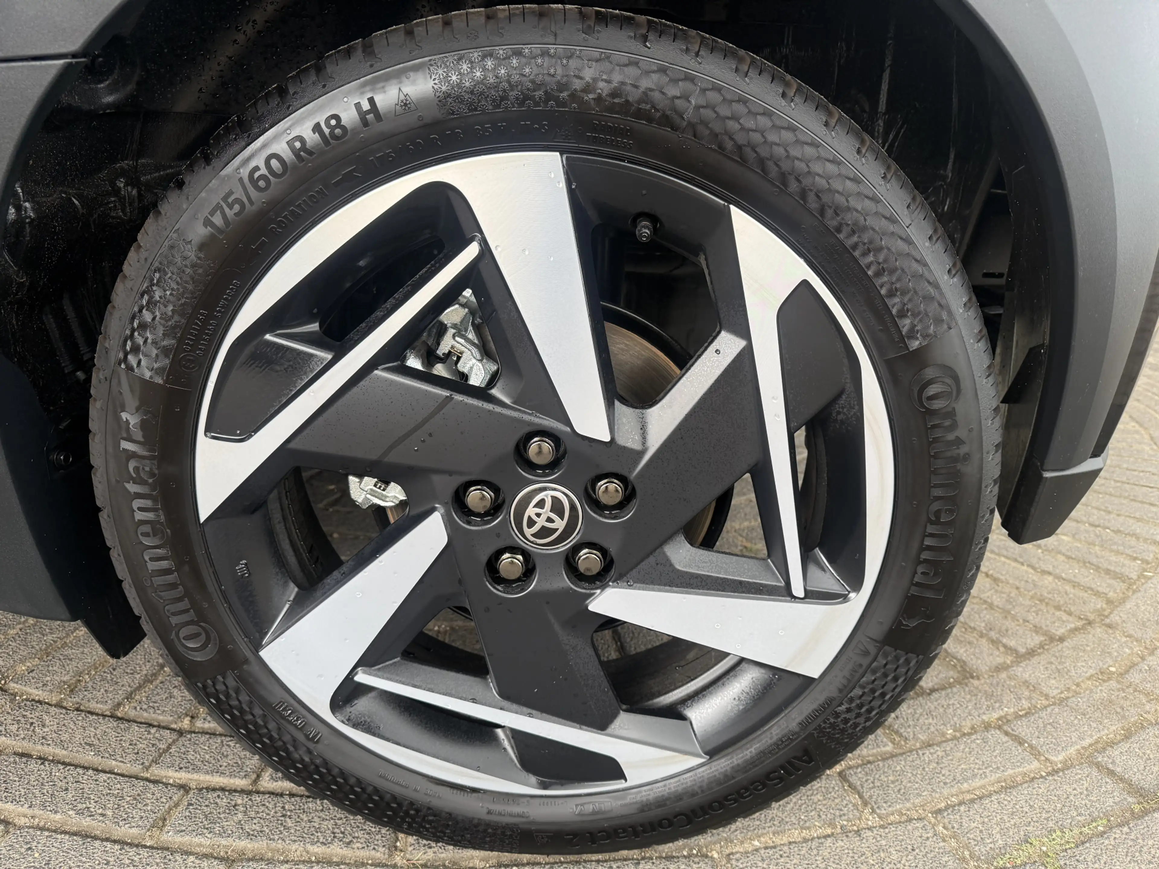 Toyota Aygo X Hybrid 115 envy — photo 9