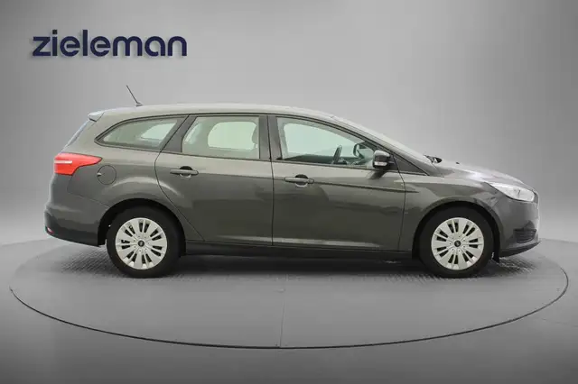 Ford Focus view 9