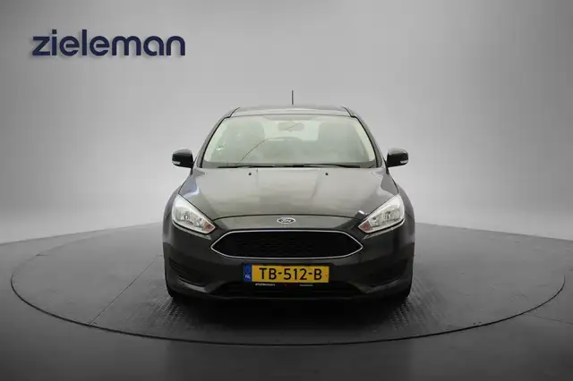Ford Focus view 8