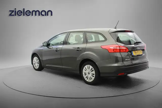 Ford Focus view 3