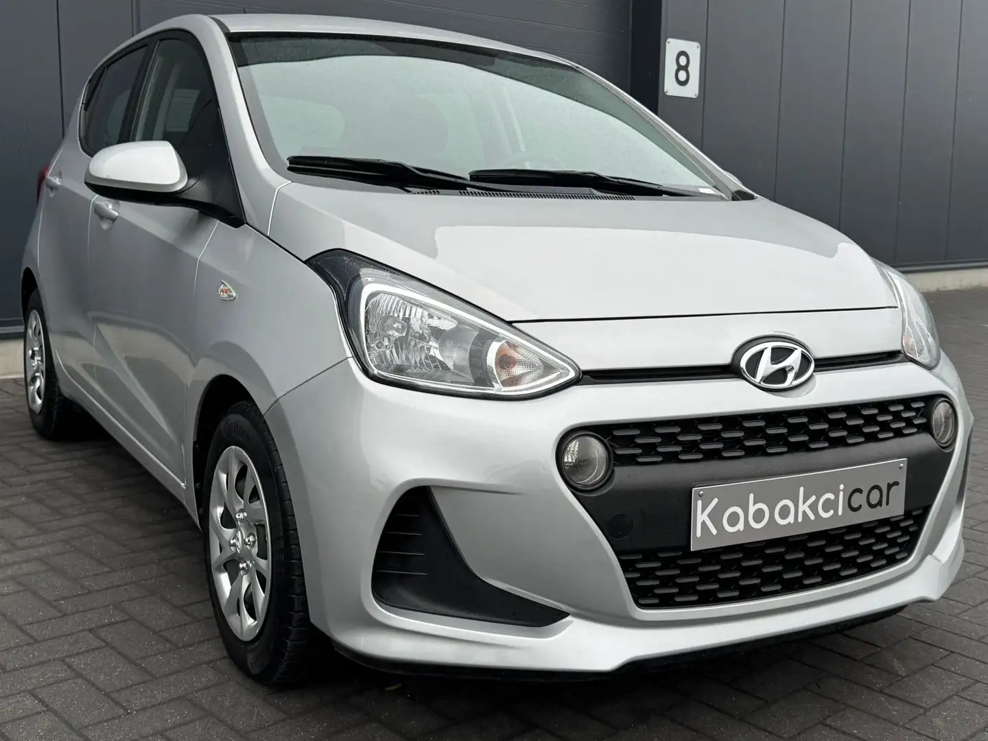Hyundai i10 1.0i Twist // GARANTIE 12 MOIS //  5500  KM // Plateado - 1