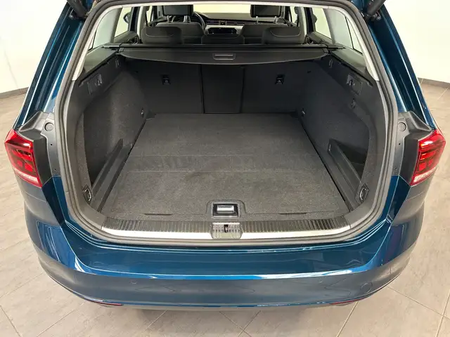 Volkswagen Passat view 6