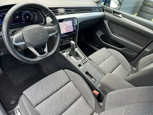 Volkswagen Passat view 11