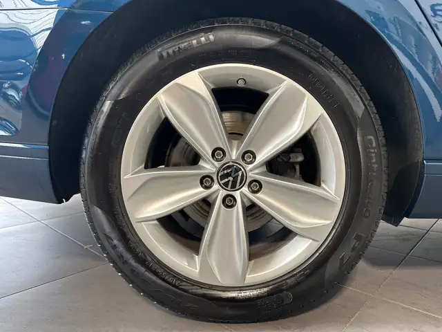 Volkswagen Passat view 3