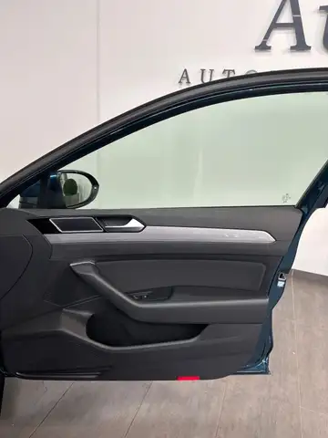 Volkswagen Passat view 9