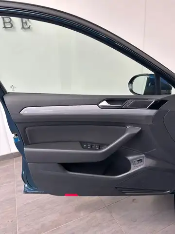 Volkswagen Passat view 8