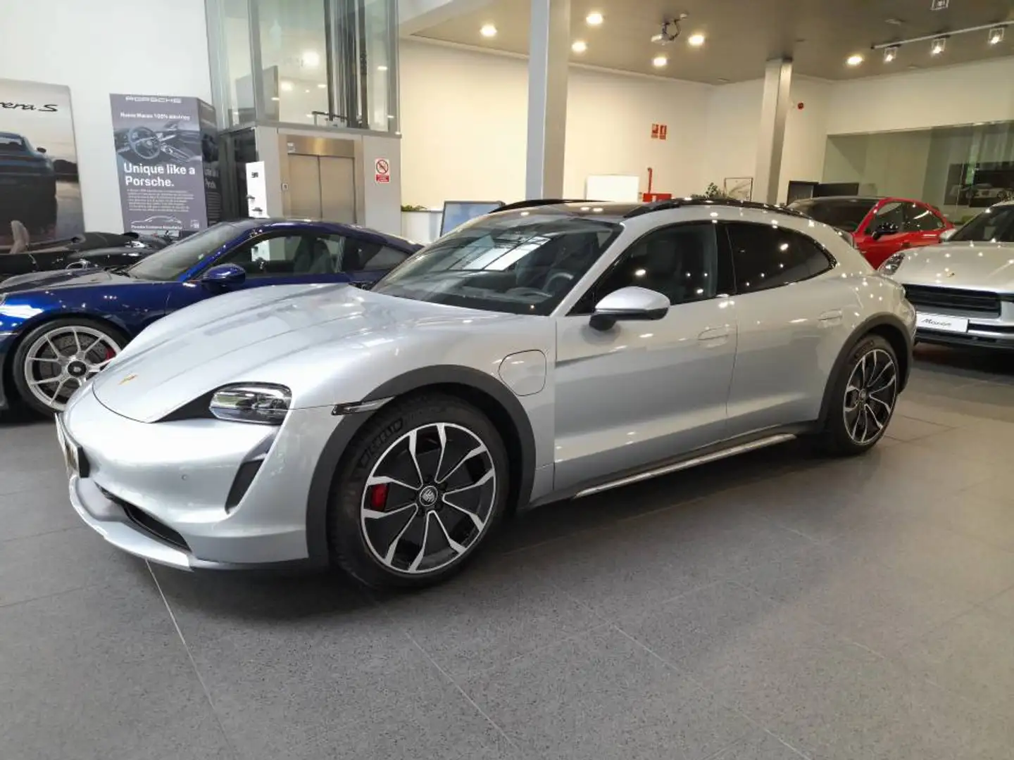 Porsche Taycan 4S Cross Turismo Серебристый - 2