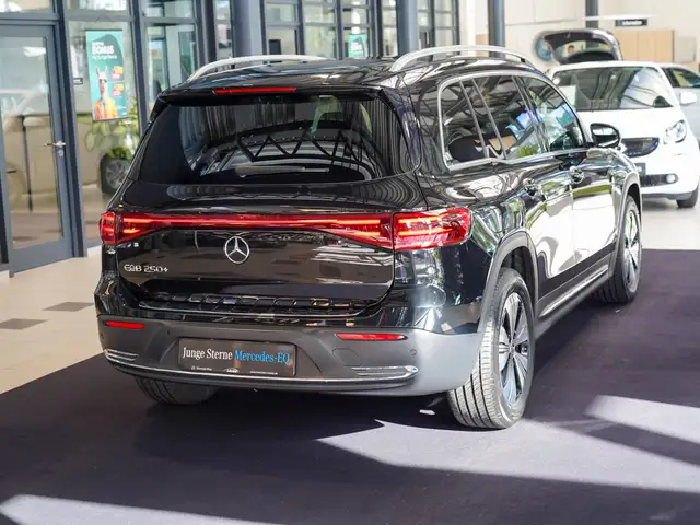 Mercedes-Benz EQB view 3