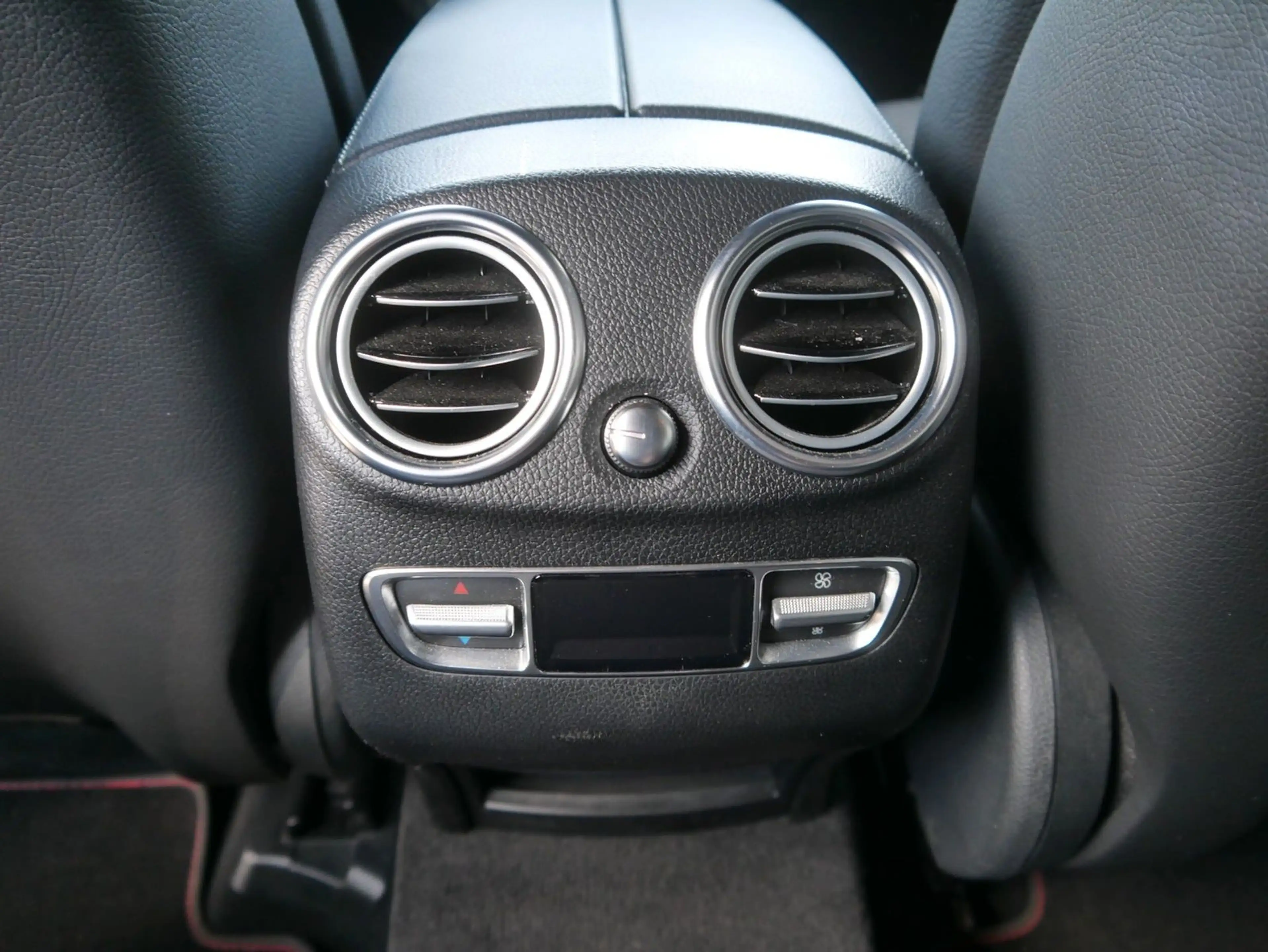 Mercedes-Benz GLC 250 d 4Matic AMG-Line NAVI/LED/HEAD-UP/AHK — photo 11