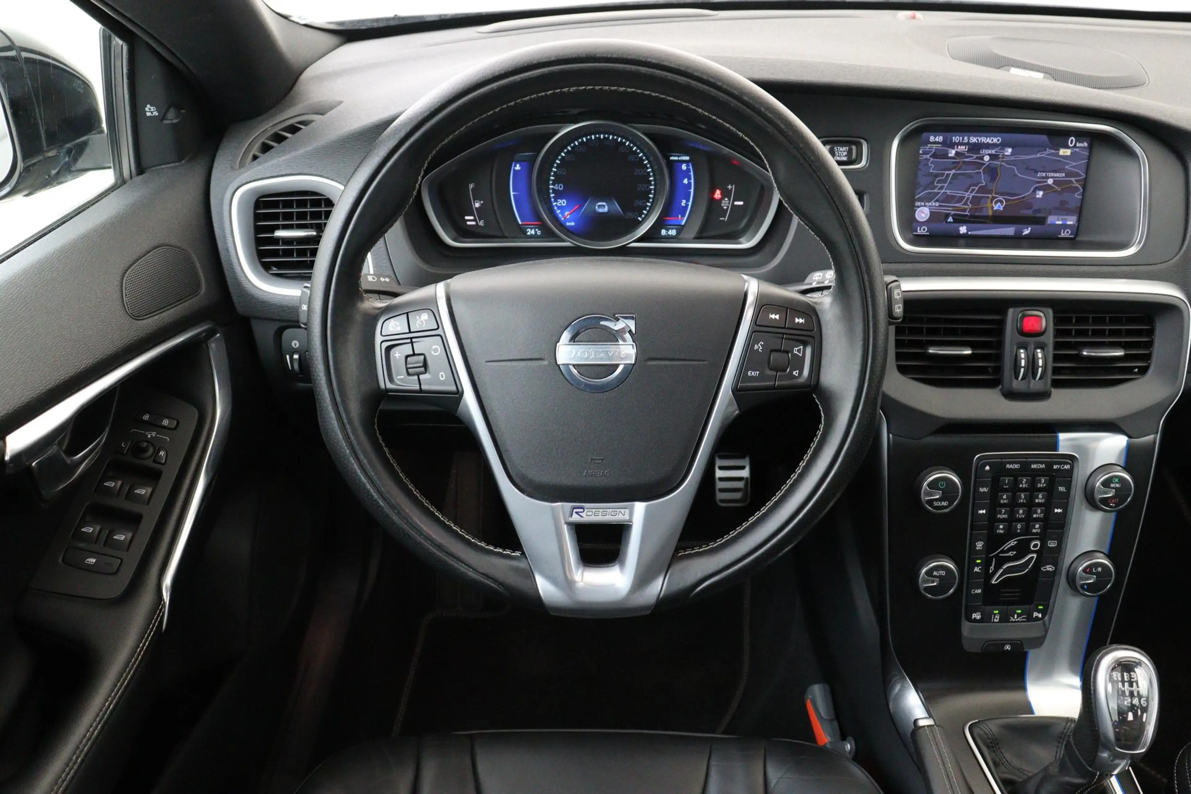 Volvo V40 T3 R-DESIGN -PANO.DAK|PREMIUM-SOUND|POWER-SEATS|LE — photo 2
