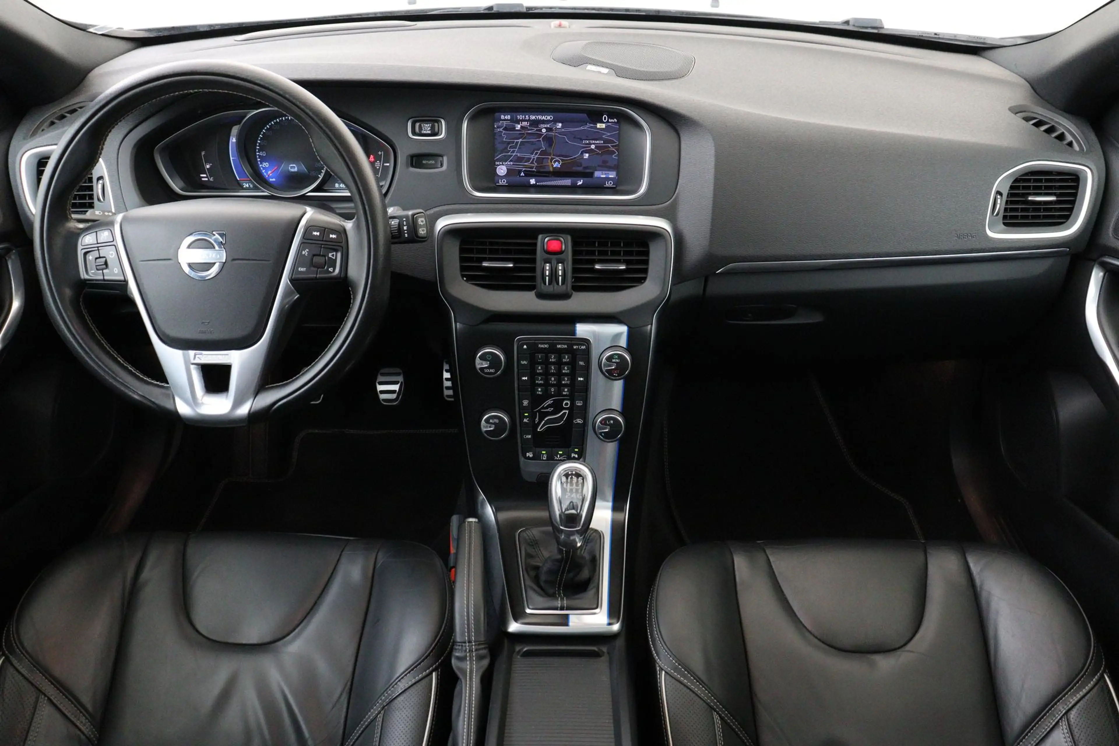 Volvo V40 T3 R-DESIGN -PANO.DAK|PREMIUM-SOUND|POWER-SEATS|LE — photo 4