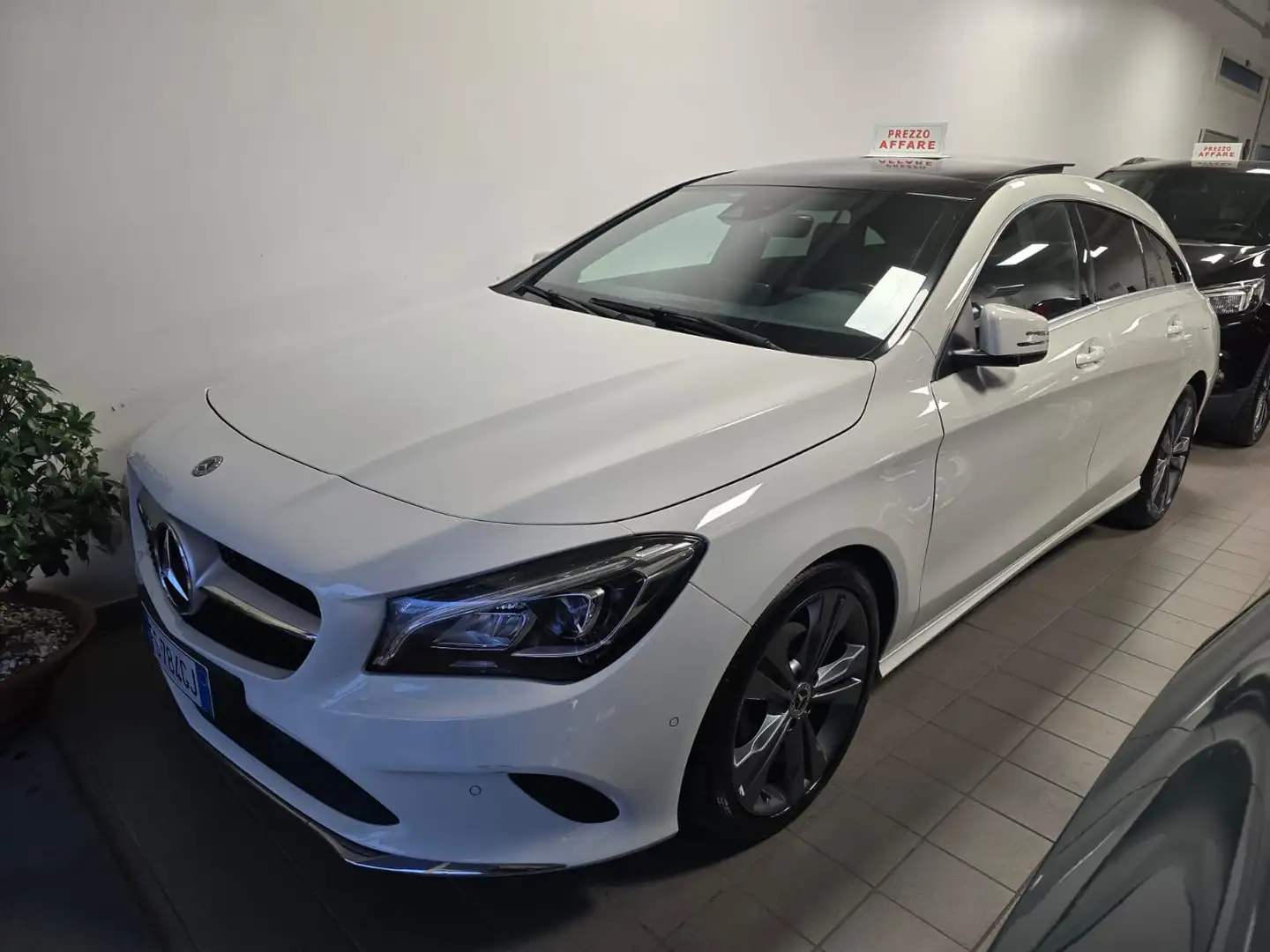 Mercedes-Benz CLA 220 CLA Shooting Brake 220 d amg 4matic auto FL Bianco - 1