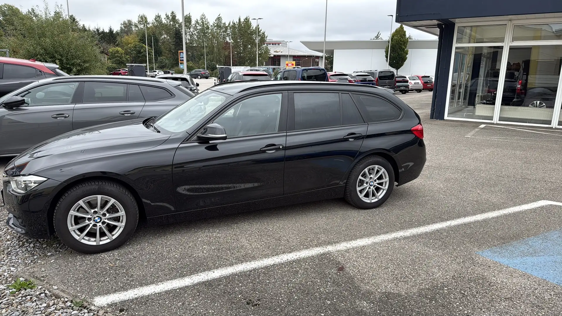 BMW 320 320d xDrive Touring Aut. Schwarz - 1