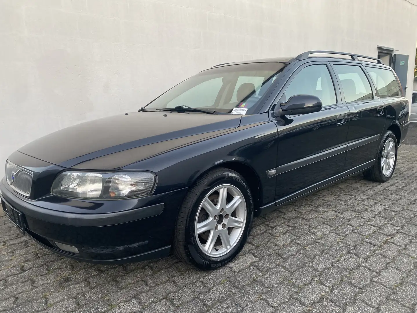 Volvo V70 2.4 Comfort 1.Han/Klima/CD/Leder/LM+M&S/TÜV NEU Schwarz - 1