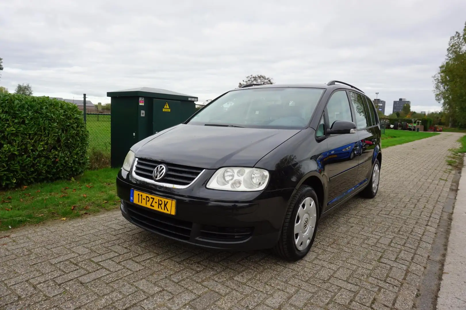 Volkswagen Touran 1.9 TDI 7 persoons, goed rijdend Zwart - 2
