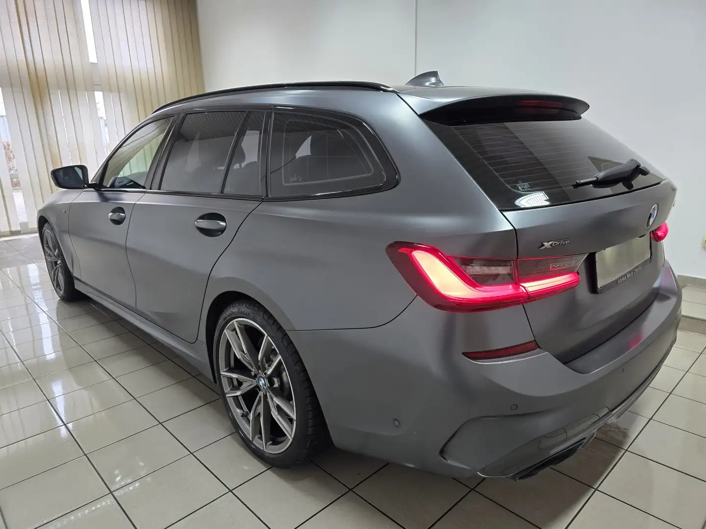 BMW 340 i Touring xDrive First Edition 1/340 Frozen Dark Grau - 2