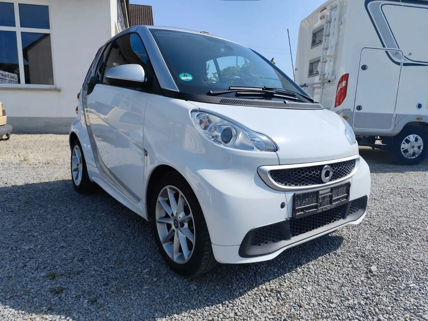 smart forTwo fortwo cabrio Micro Hybrid Drive 52kW Blanc - 1