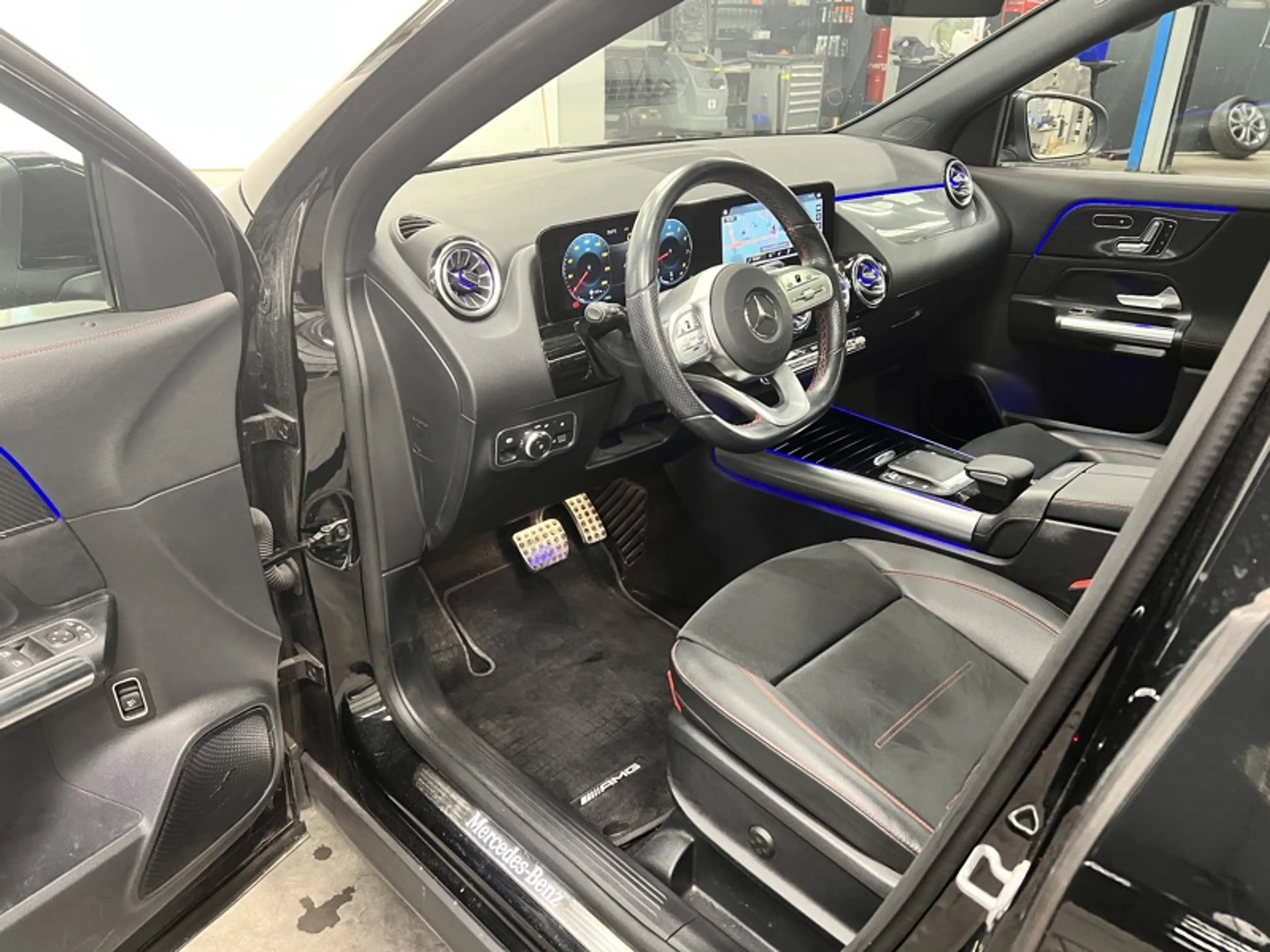 Mercedes-Benz GLA 180 AMG Line Toit Pano — photo 11