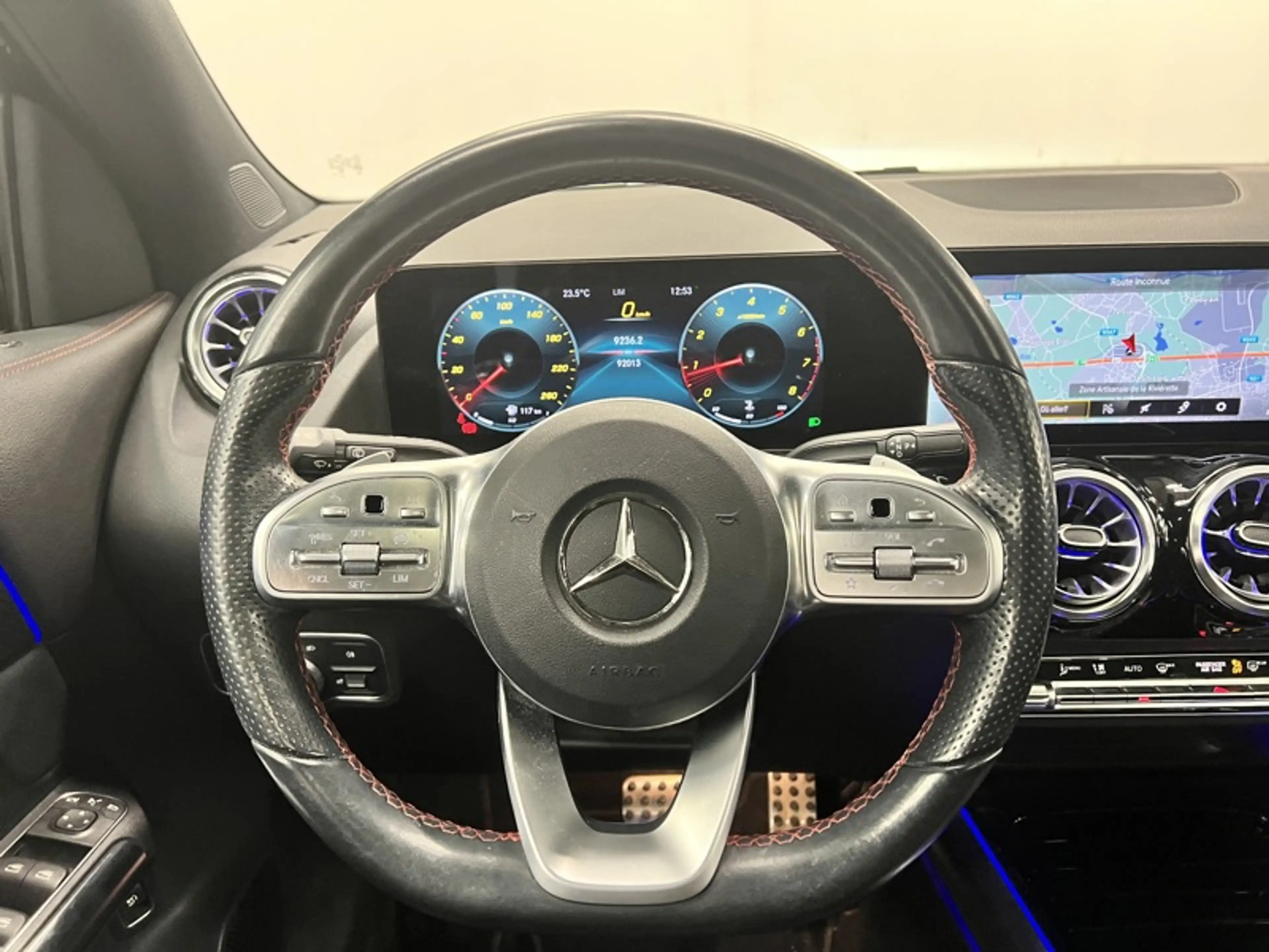 Mercedes-Benz GLA 180 AMG Line Toit Pano — photo 3