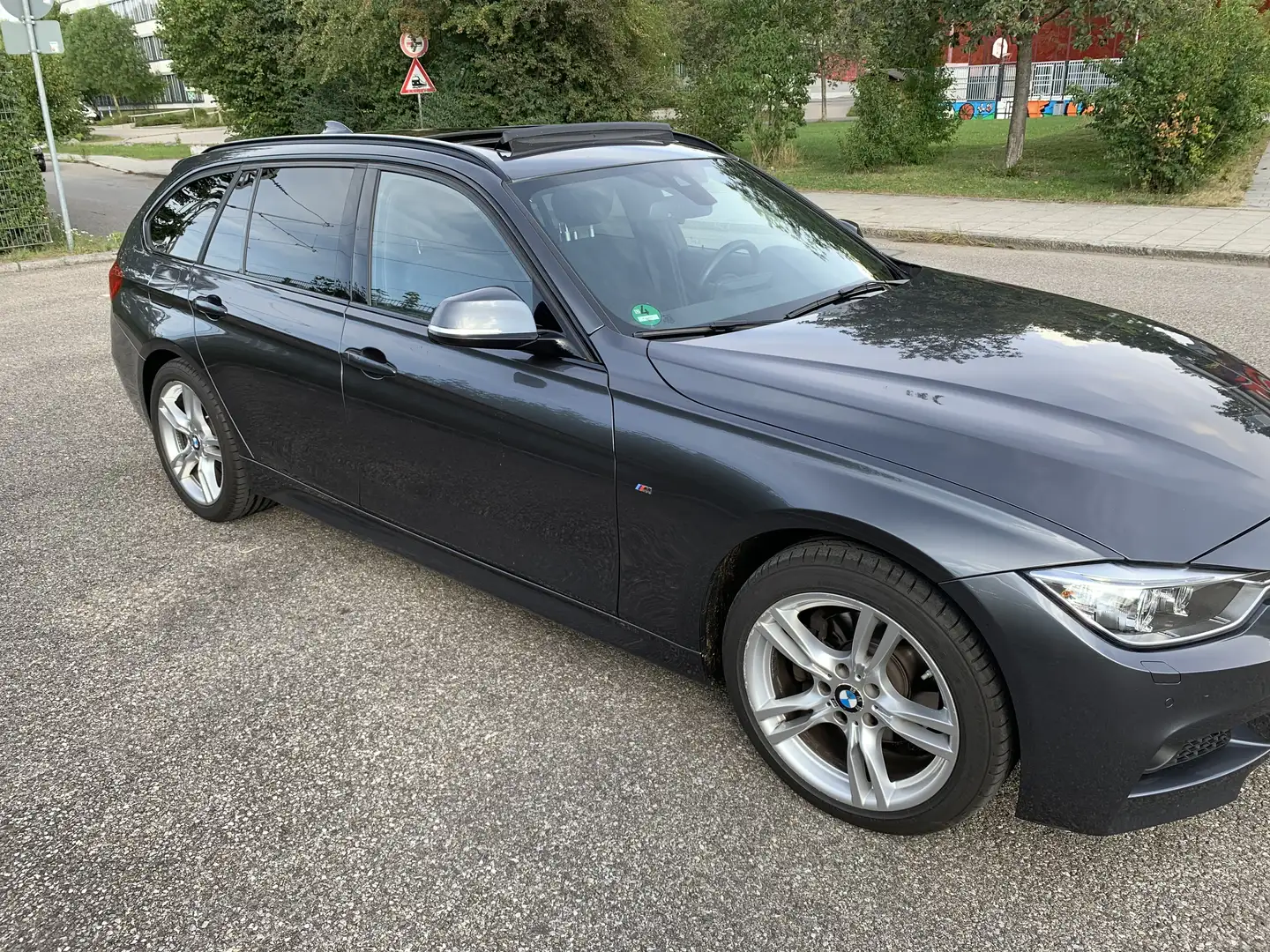 BMW 320 320d Touring xDrive M-Sportpaket + Schiebedach Grau - 2