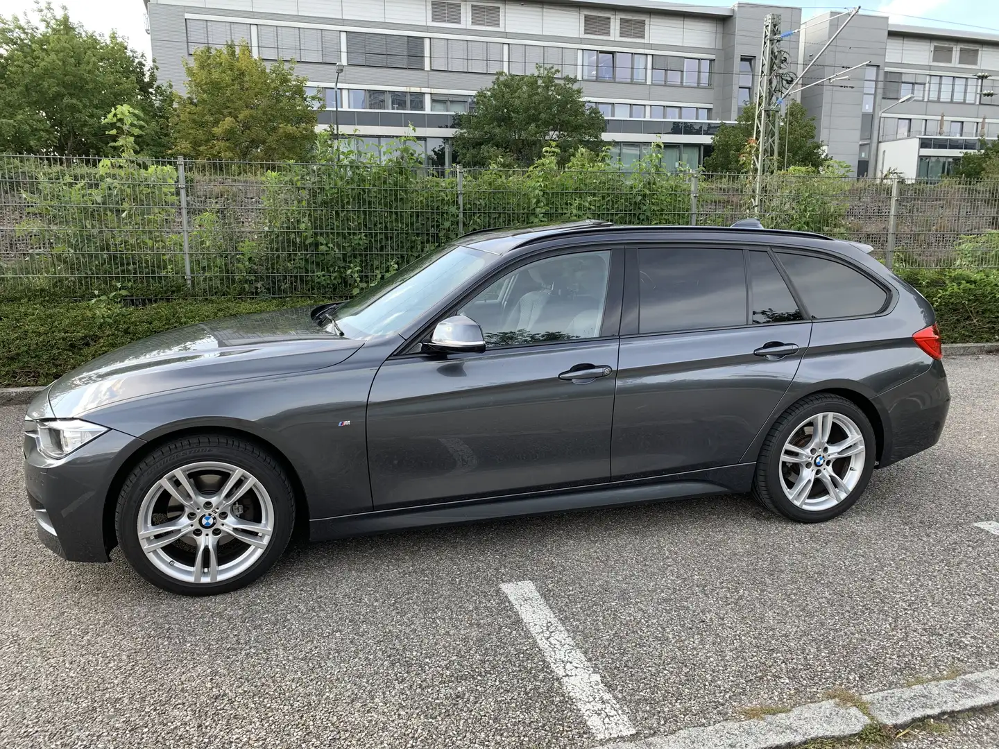 BMW 320 320d Touring xDrive M-Sportpaket + Schiebedach Grau - 1
