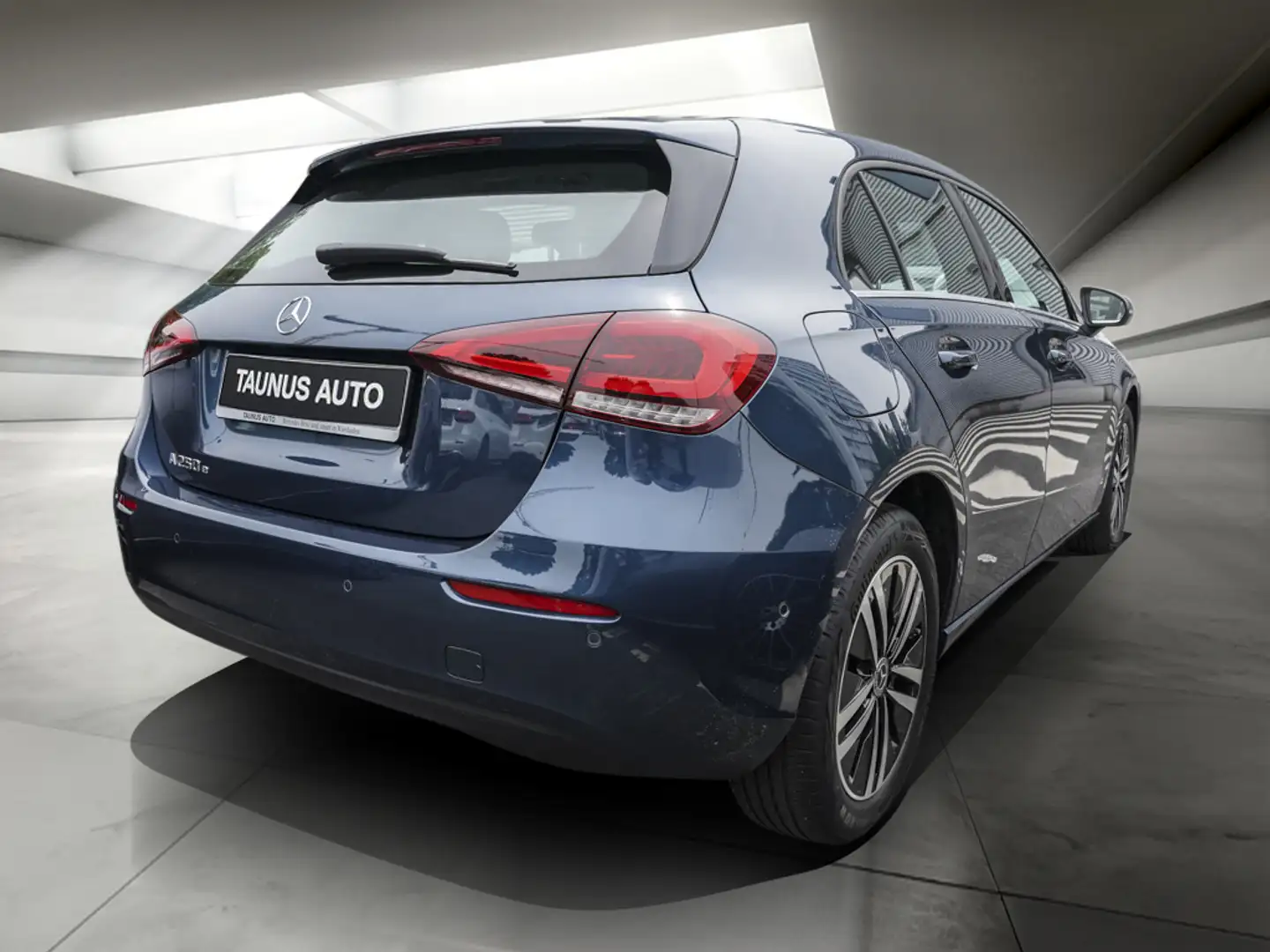 Mercedes-Benz A 250 e STYLE MBUX DISTRONIC KAMERA DAB LED Bleu - 2