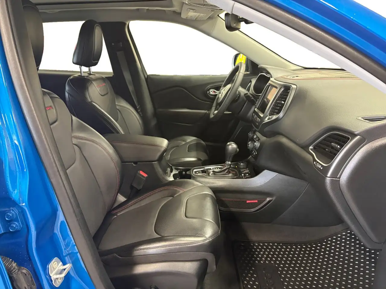 Jeep Cherokee снимка Jeep Cherokee