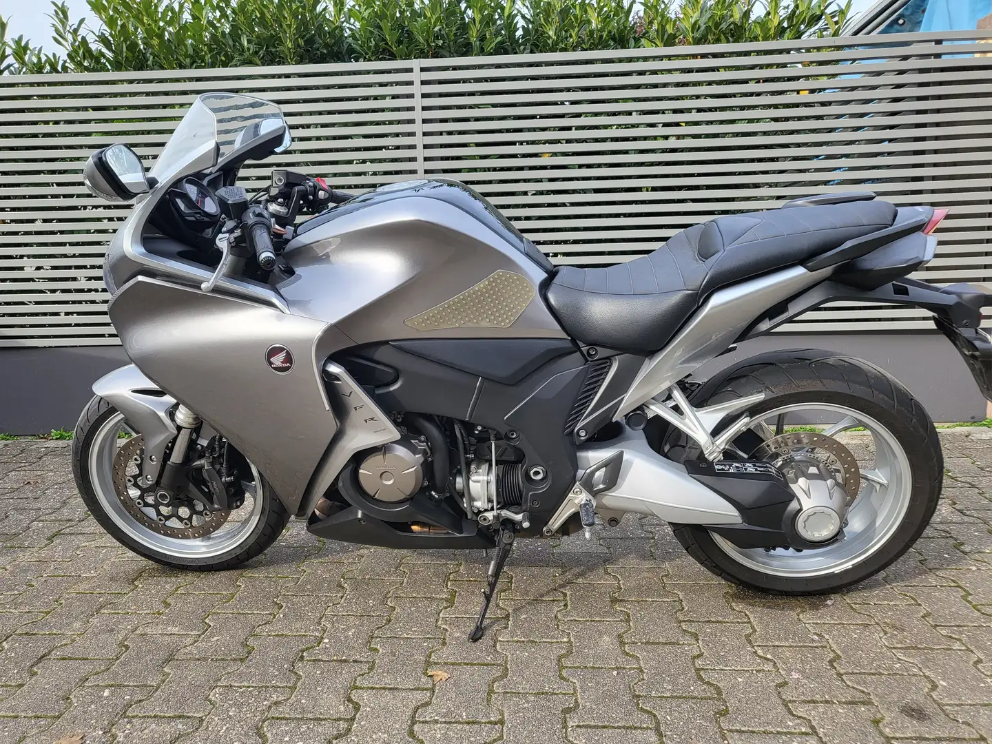 Honda VFR 1200 F Argintiu - 1
