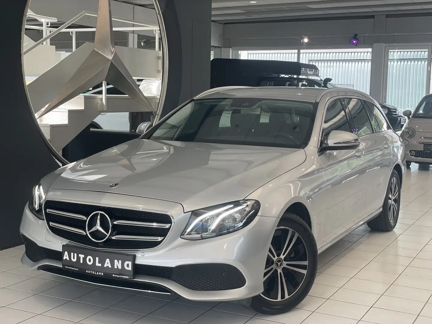 Mercedes-Benz E 220 d Automatik Silber - 1