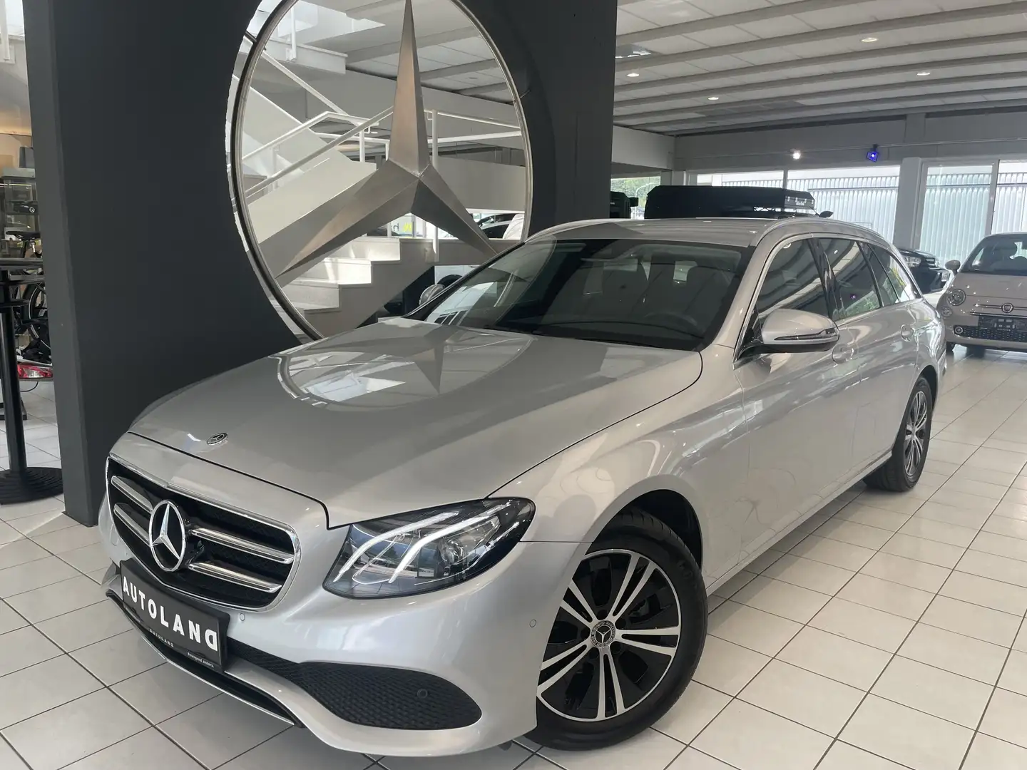 Mercedes-Benz E 220 d Automatik Silber - 2