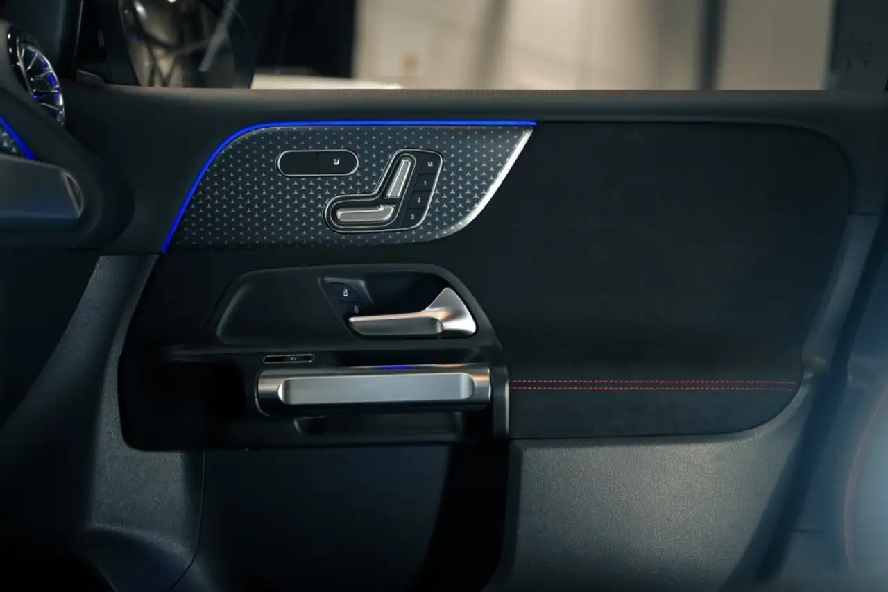 Mercedes-Benz EQB снимка Mercedes-Benz EQB