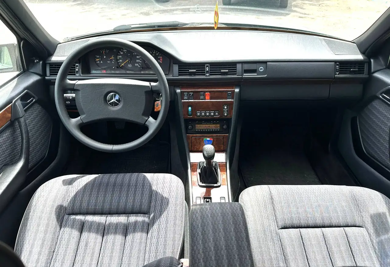 Mercedes-Benz E 200 Elegance, foto 6