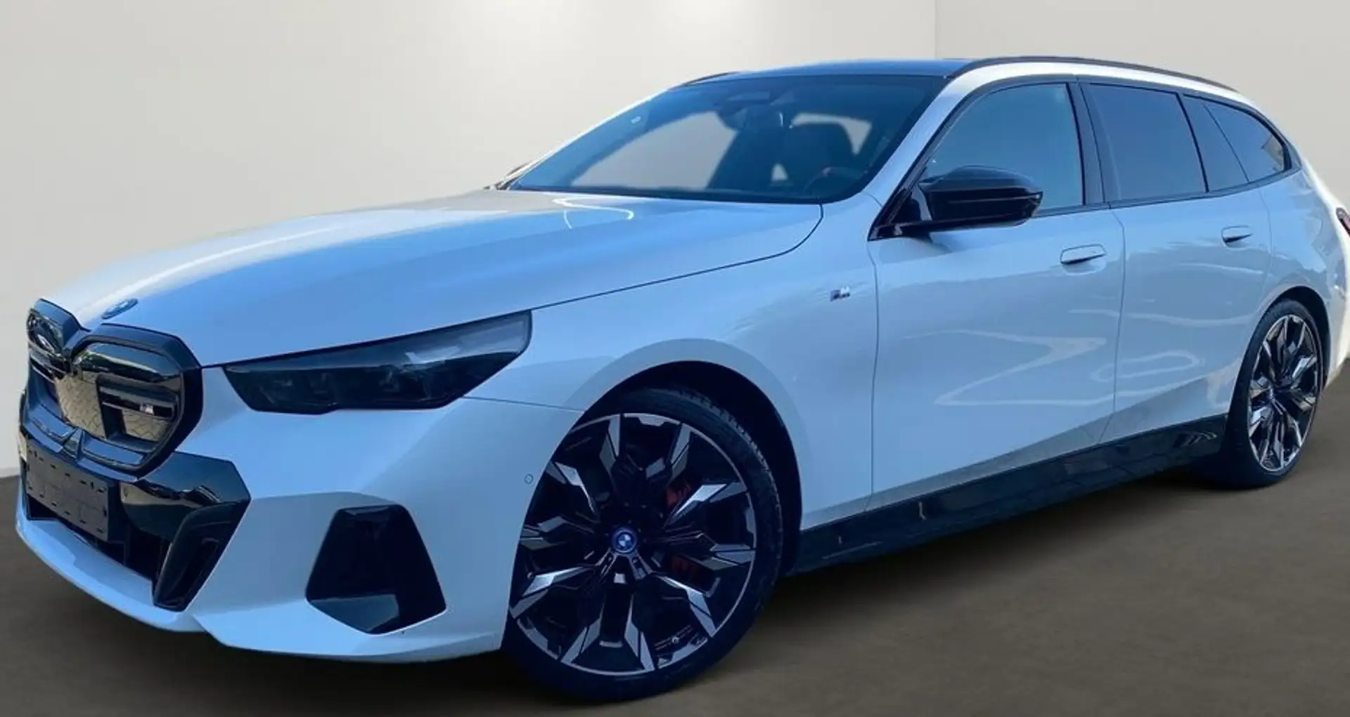 BMW i5 Touring M60 xDrive bijela - 2