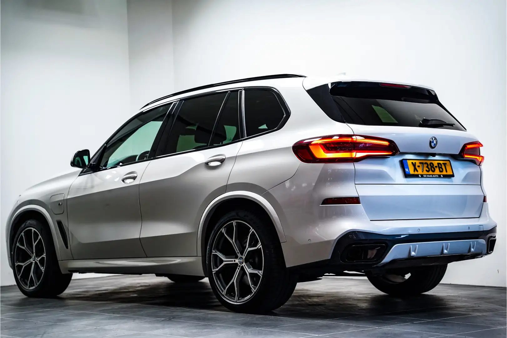 BMW X5 xDrive45e M-Sport|Pano dak|Trekhaak|Clanck sound|K Wit - 2