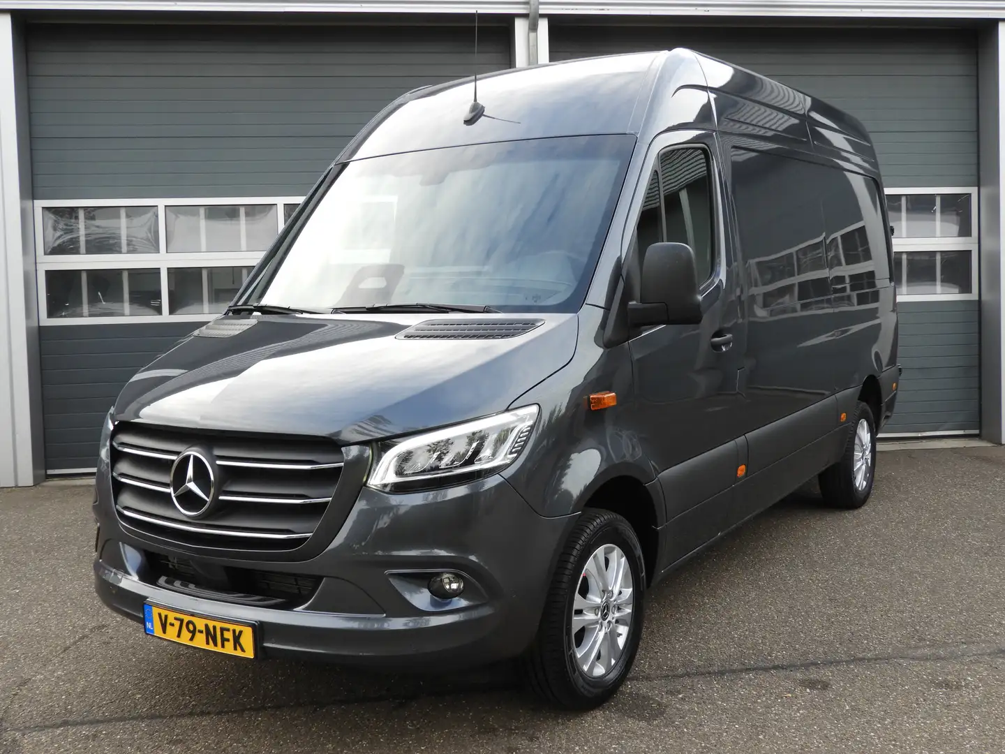 Mercedes-Benz Sprinter 317 1.9 CDI L2H2 RWD AUT | LED | MBUX | CAMERA | F Grijs - 1