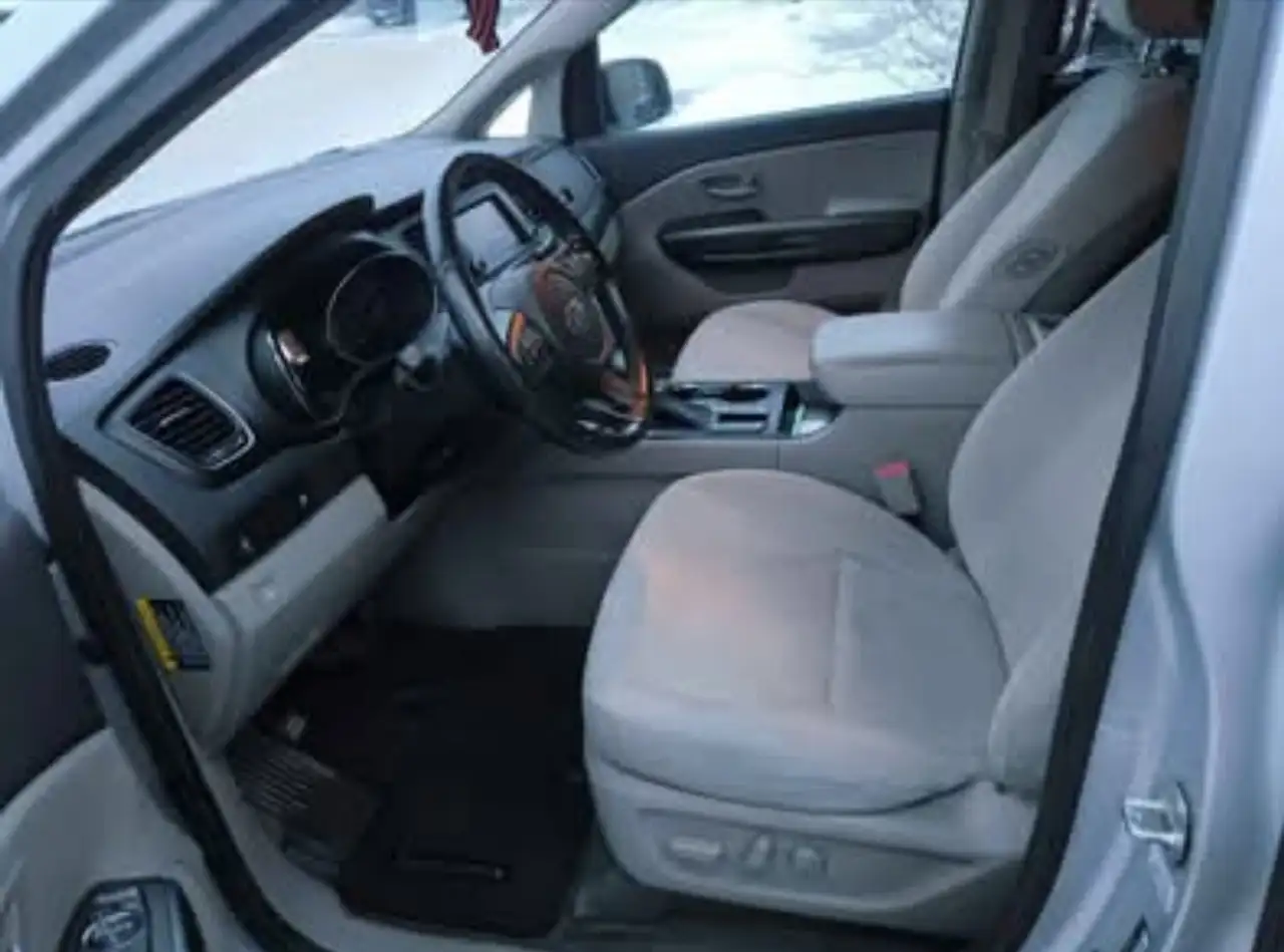 Kia Sedona снимка Kia Sedona