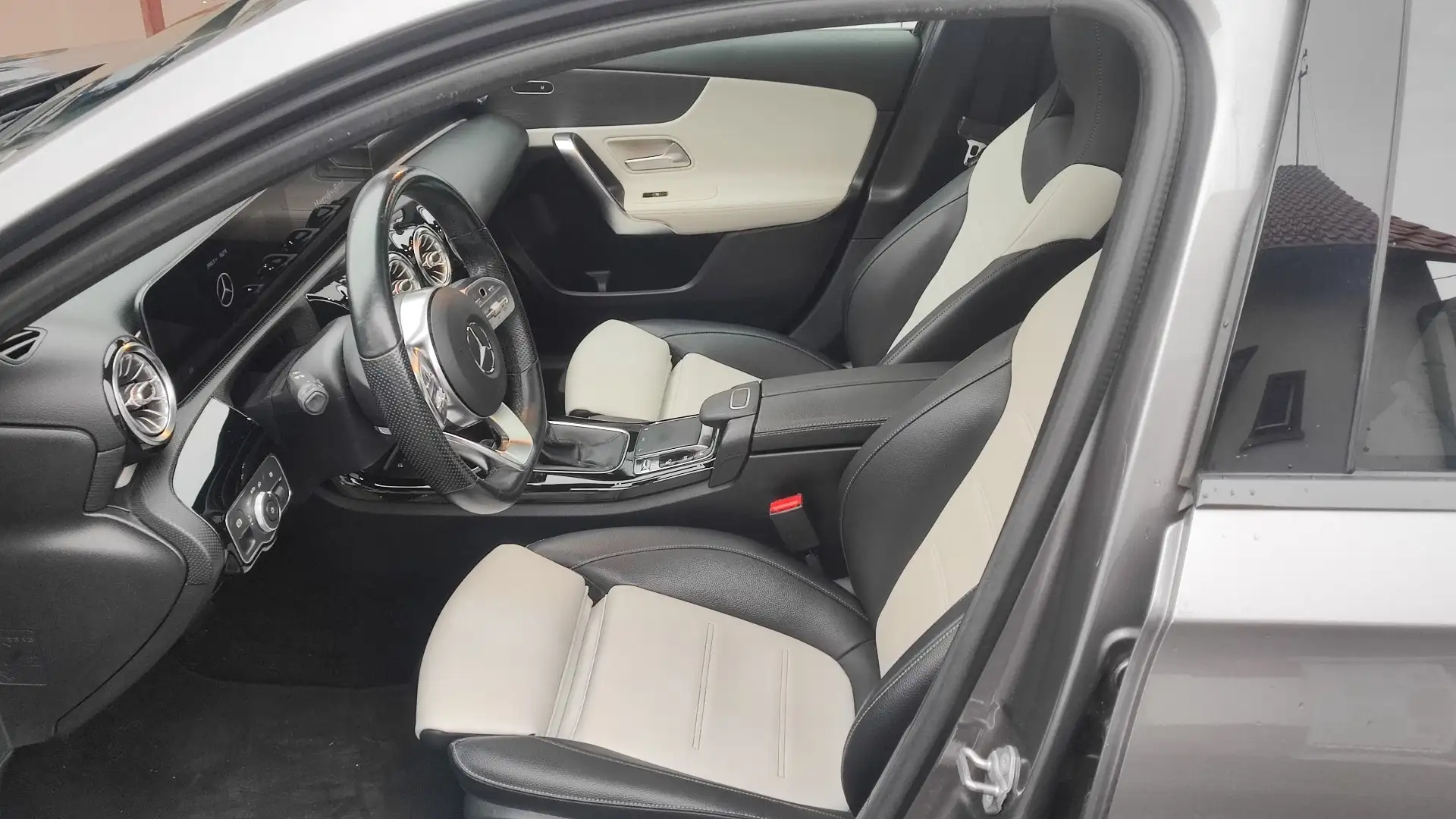 Mercedes-Benz A 180 -TÜV NEU-AMG Line, Panoramadach Grau - 2