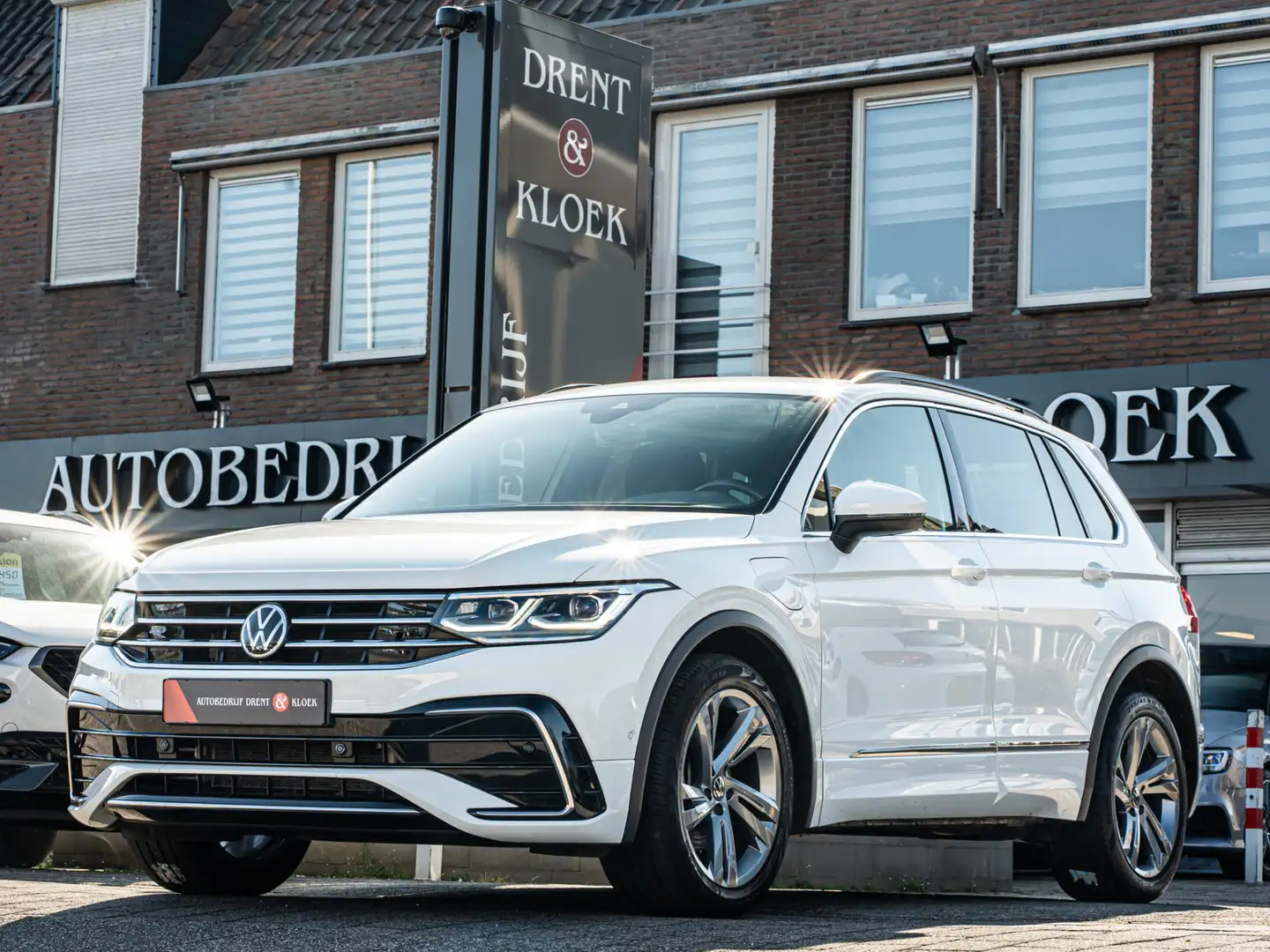 Volkswagen Tiguan 1.4 TSI eHybrid R-Line Business+ IQ LIGHT CAMERA T Wit - 1